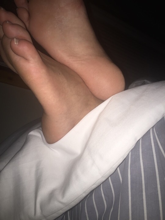 teenboysmellyfeet:  This is my friend who has a size 12.5 shoe and great archesI