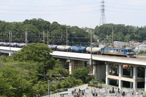 【４１５】稲城から 徒歩数分の 山中で 貨物列車を 俯瞰で望む