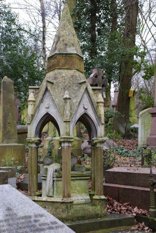 clavicle-moundshroud:Highgate Cemetery: The Empty Chair - grave of an actress who died age 19.https: