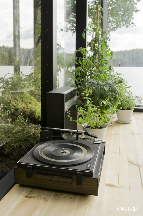 kingspongy:  indigomuva:   archatlas:    Kekkilä Green Shed Linda Bergroth + Ville Hara     @kingspongy oh my god  Yes this is perfect. Just imagine when it rains. The view and the sounds 