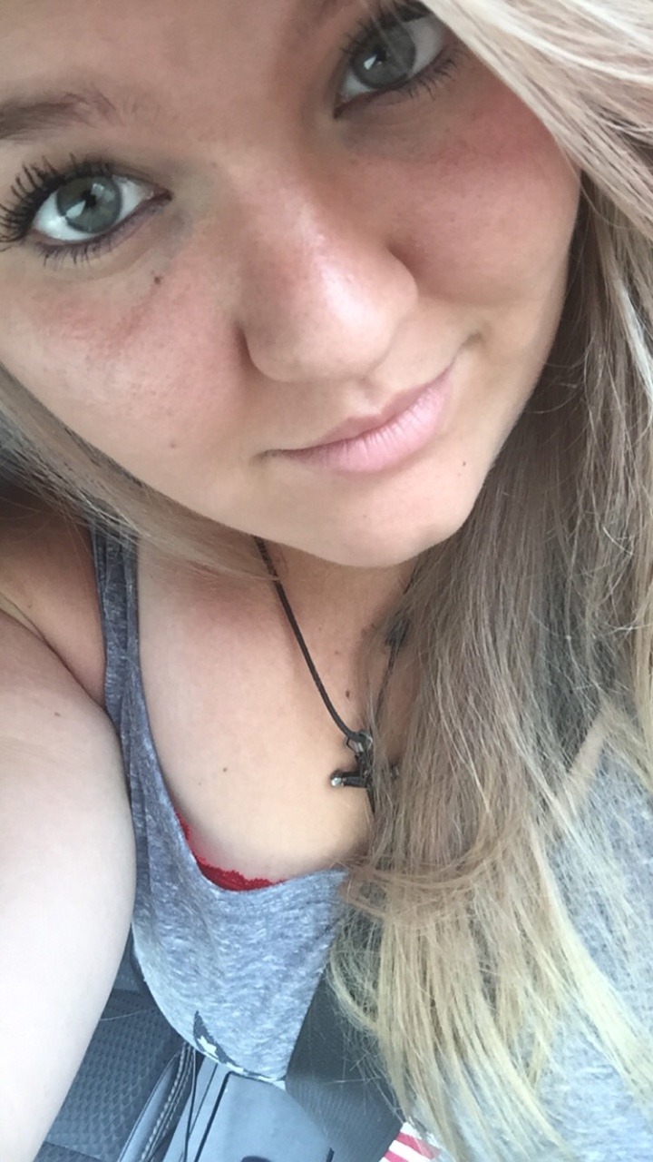 loveallchubbygirls:  Hi I’m holly. I’m 18 and I’m a plus size girl :) follow