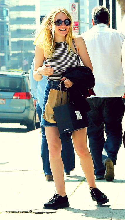 Dakota Fanning went out for lunch with her father in Los Angeles on March 18, 2016.