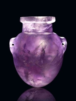 blktauna:  songesoleil:  A neo-assyrian amethyst vase. c.8th century B.C. 7.9 cm high.   Grabby hands