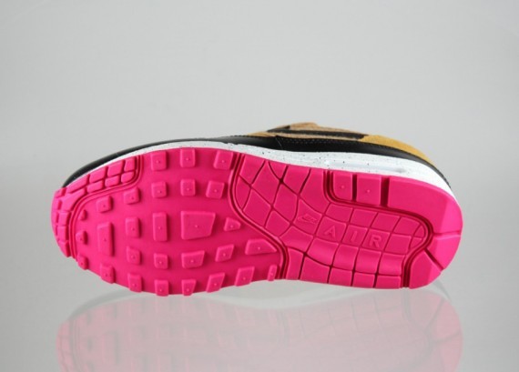 dressshoesandsneakers:  Nike WMNS Air Max 1 – Gold Suede – Black – Pinkhttp://www.facebook.com/DressShoesandSneaker