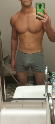 texasfratboy:  buff jock with sweet underwear