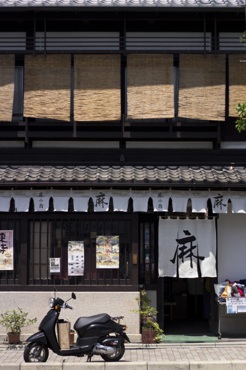 maijapan: Machiya shop in Kyoto, on Oike-dori. Photo by Japanresor (CC BY-SA).