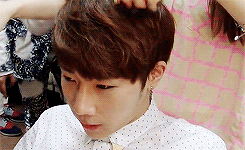 yuu-n:  sunggyu being interviewed while the coordinoona fixes his hair  