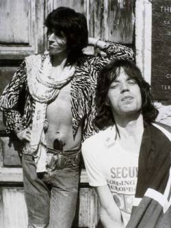 pat920:  Keith Richards et Mike Jagger.  Pat.💋  La pose du rayon de Soleil. Pat.💋