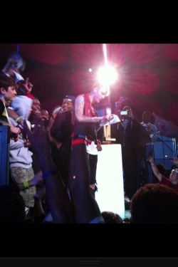 laceup-tilyoufaceup:  KELLS ACCEPTING HIS WOODIE OF THE YEAR AWARD! 