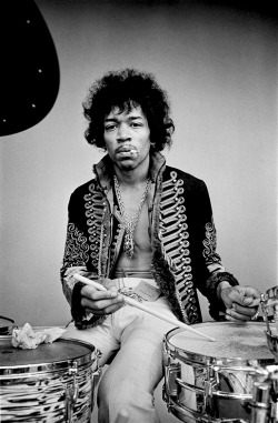 babeimgonnaleaveu: Jimi Hendrix during his sound check at the
