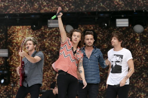 appreciatelouis: HQ UPDATED! - One Direction perform at Capital FM Summertime Ball