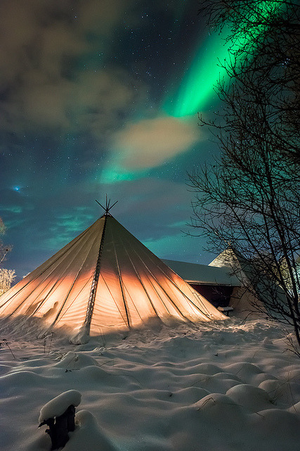 Camping under the northern lights, Troms County / Norway (by Trichardsen).