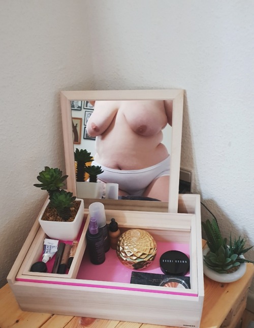 chillchickpea: Lil’ cute corner.