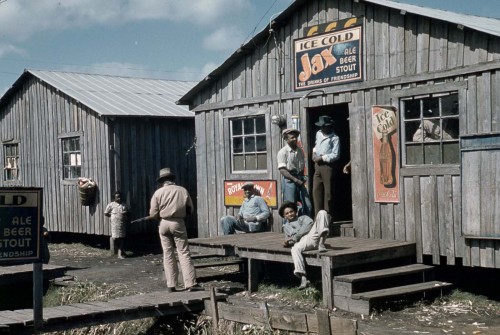 BelleGlade (Florida, 1941):Condemnedhousing for migrant sharecroppers.Migrantchildren outside a juke