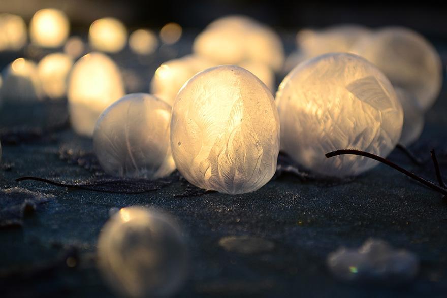 staceythinx:  Photographer Angela Kelly and her son experimented with blowing bubbles
