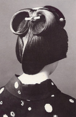 Thekimonogallery:  Ichogaeshi - Inverted Maidenhair Leaf Hairstyle 1910S. ‘The