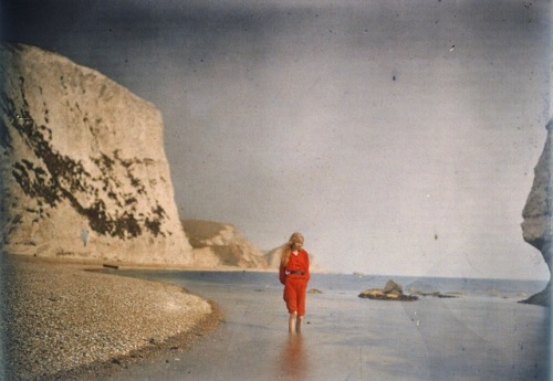 la-verite-sacree:Christina In Red (1913)Autochromes taken by Mervyn O’Gorman ofhis daughter, Christi