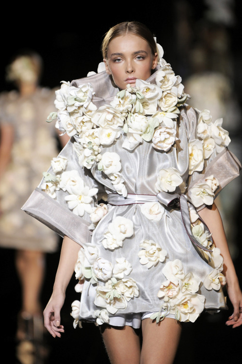 faintlyfeline:  Snejana Onopka at Dolce and Gabbana SS 2009 