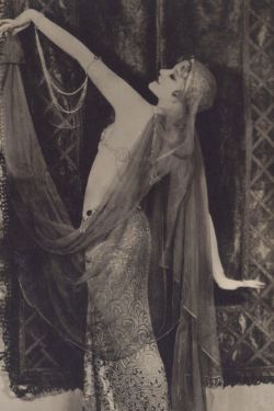 kittencrimson:  Greta Nissen, Harem Dance