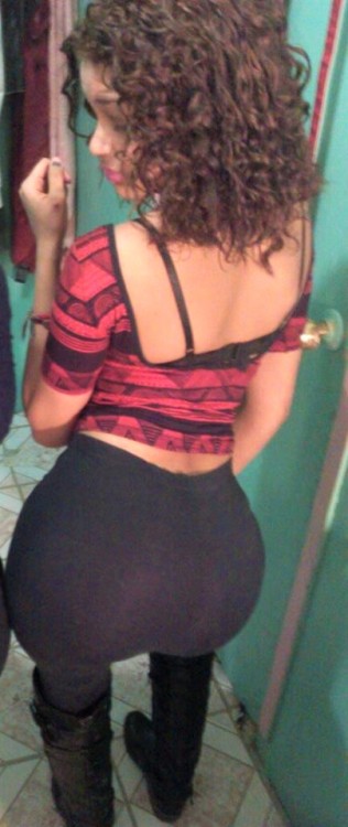 sexiest-booty:  CurlsAndCurves This app gets guys laid! Spend 1 minute installing it and text any girl there any time you want to fuck! 