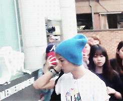 jonginnies:  Luhan having trouble with the door and getting embarrassed when the