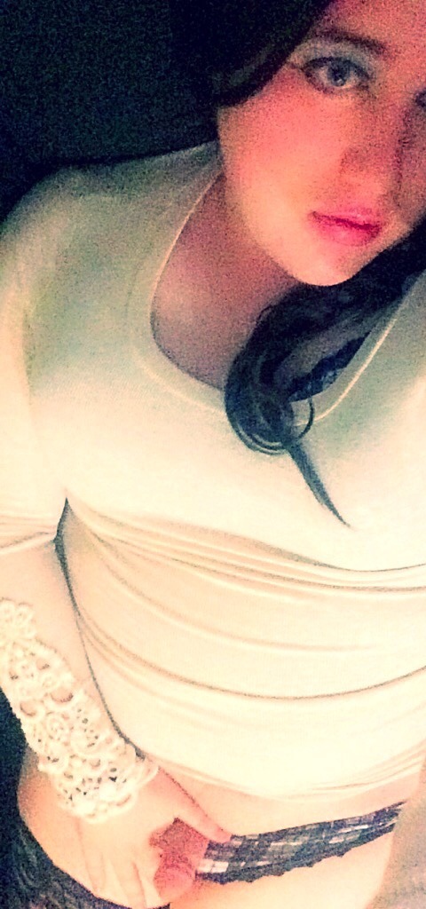 ashleyaurora:  About to hit 1000 followers!! I love each and every one of you! 💋💋💋