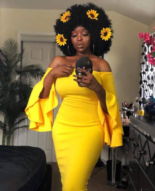 kitkat-the-muffin:renee-niles:alwaysbewoke:alwaysbewoke:alwaysbewoke:to my beautiful dark skin queens if you have someone like this in your life they are NOT your friend. excommunicate them immediately and go on and shine like the day is bright. (source