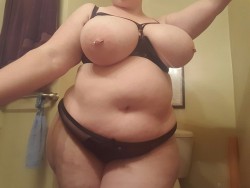 coolpony2k1:  Titty Tuesday…Jaymee  Beautiful tummy!