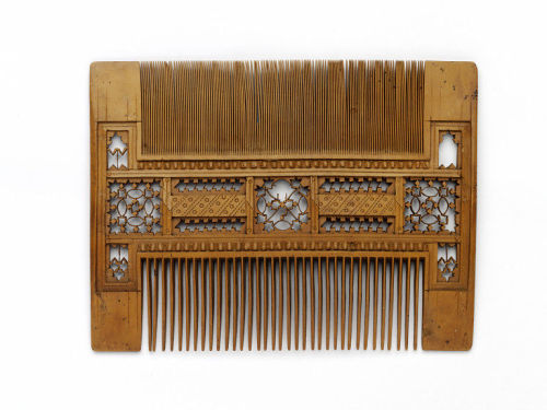 Comb, 15-16th century, France. Carved Boxwood. V&amp;A