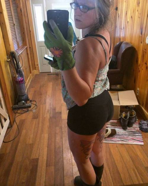 merrijo-barbellsandbooty: Gardening and taking belfies…. . . . For exercise tips, custom work