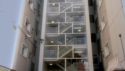 althefandomslove:  Clara lives in the same place Rose did… I’m talking the same building. The EXACT same building. Why didn’t the doctor acknowledge that?! Did he forget?! Why does she live in the same building?! Did they know each other?!  EXPLAIN