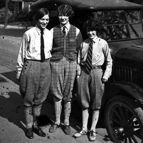 desordredanslesmains:Girls in Knickers beside automobile, 1926