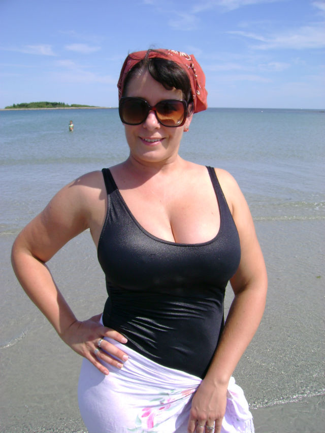 rt2hubby:  REBLOG IF YOU WANT TO EAT MY WIFE’S CUNT! 