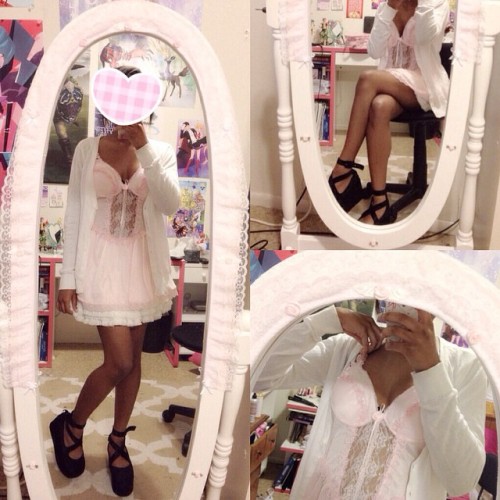 babyofcry:  As soon as I got home from work last night I went to the store and got princess materials to decorate my new bedroom mirror! (pink/white lace, white bows, and I had fabric pink rosebuds and angel wings lying around my bedroom!) It took me