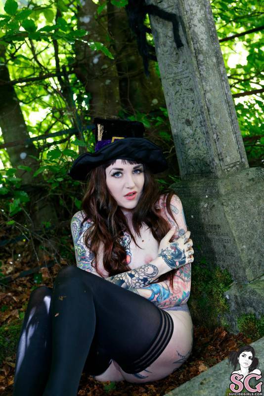 sglovexxx:  Melissa Suicide in Every Day Is Halloween