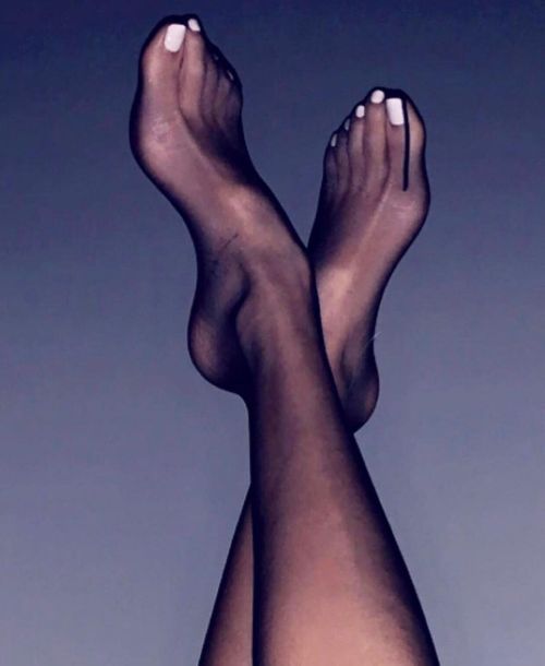 fishnetfeetobsession: #jayfishnetking #nylonfeet #nylonlegs #whitetoes #whitenails #sheer #sheernylo