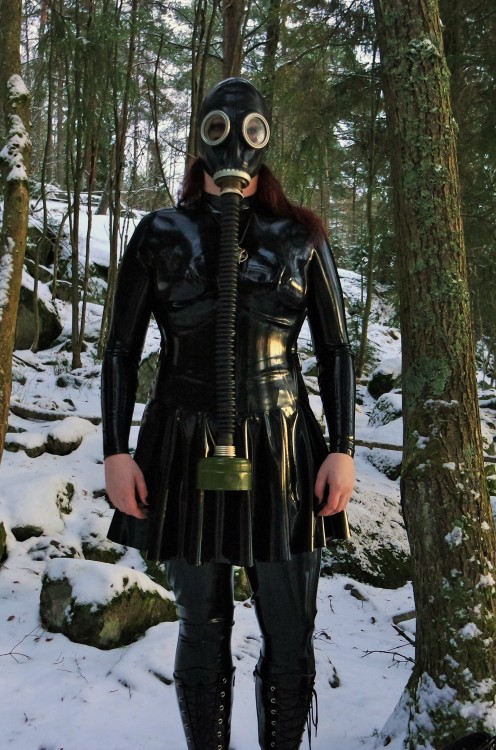 latexfairy:  This was torture (the cold), but it was worth it.. I think ._. (pics taken on december 19th 2014) DO NOT USE MY PICS WITHOUT MY PERMISSION 