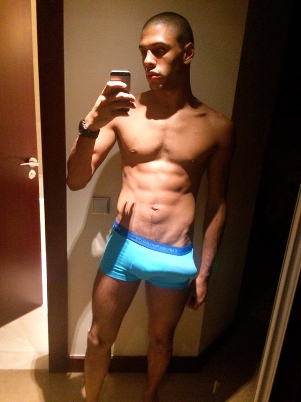 kingstories:  losmachos:  Caio Veryon! Tesao de leke!  Follow me↙  Too bad I’m
