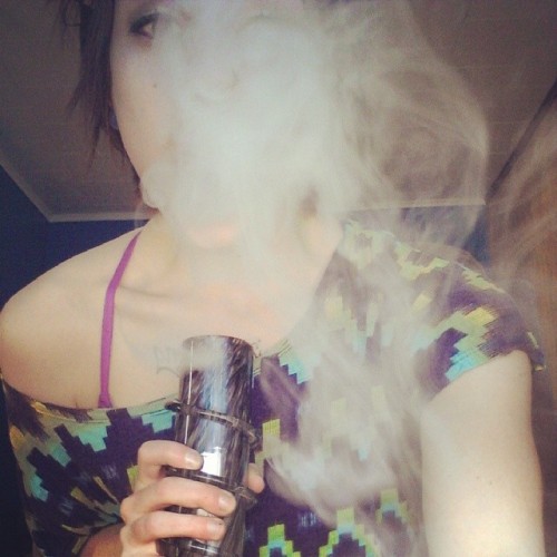 Post work bong rips to elevate my mood a bit #girlswhosmoke #selfie #bongrip #chongthebong #nailedit