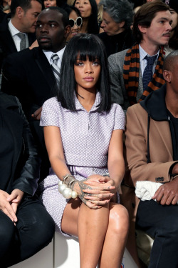 gay4rihanna:   Rihanna at Chanel Fashion