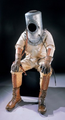 psychoactivelectricity:  September 5, 1934: in the Lockheed Vega “Winnie Mae,” famed aviator Wiley Post makes his first flight into the stratosphere wearing this pressure suit developed by the B.F. Goodrich Company. 