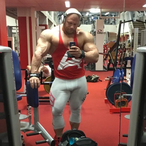 submit2muscle: cammuscle: Pig at rest. Kille Kujala Roid pig goals.