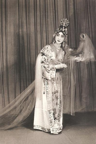 a-hulder:Peking Opera artist Mei Lanfang, most known for playing “dan” (female roles) in various cos