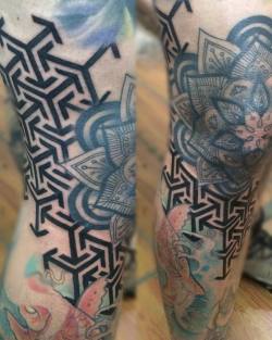 #Tattoo #tatuaje #tatu #ink #inked #inkedup #inklife #black #blackink #blacktattoo #tattooblack #negro #tattoonegro #geometrico #geometric #patrongeometrico #patron #pierna #mandala #mandalatattoo #hindu #lara #barquisimeto #venezuela #gabodiaz04