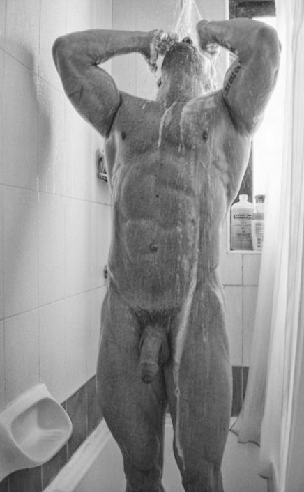 pozitivevizion:  Today’s shower buddy has a ripped body with plenty of muscles