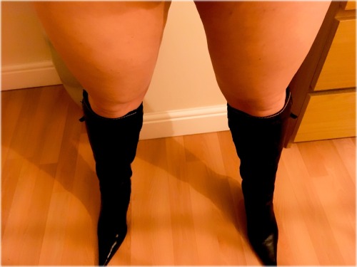 rkroy12396: sarah-1971: Thursday Treat of me in long boots ❤️️ Creammmyyyyy