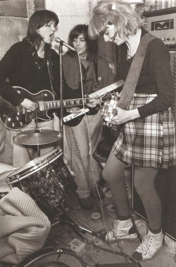 punkpostpunk:  The Raincoats photographed by Janette Beckman, 1979 