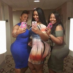 thickblackmilf:  Sumbody mama got sum thick friends. And they can all get smashed @thickblackmilf