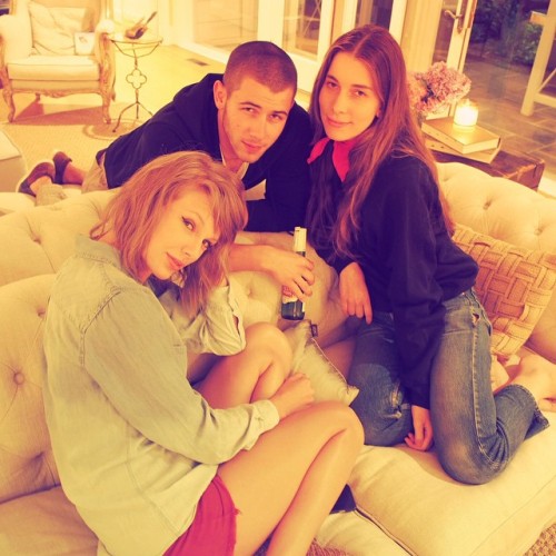 haimtheblog:nickjonas: Post fireworks hangs July fourth @taylorswift @haimtheband @babyhaim @estehai