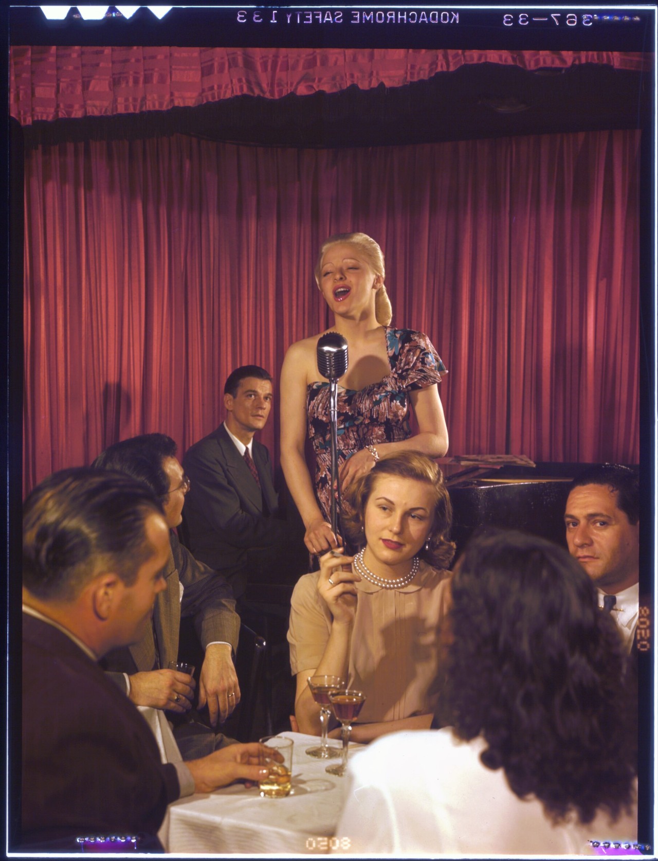 solo-vintage:  Bohemians, performers and clubgoers of the 52nd street scene. 1948.